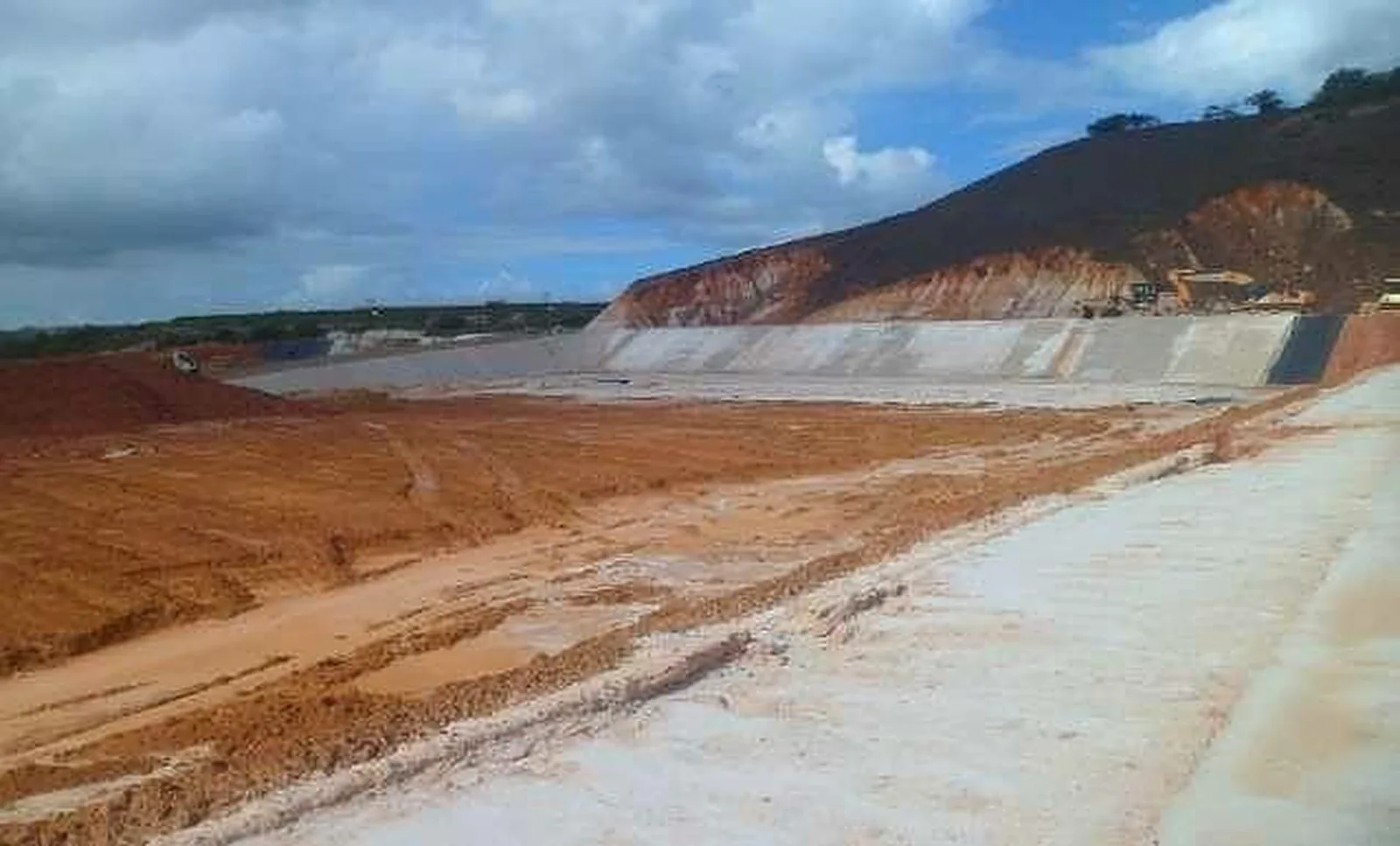 Célula do aterro industrial da Paranapanema com impermeabilização e talude