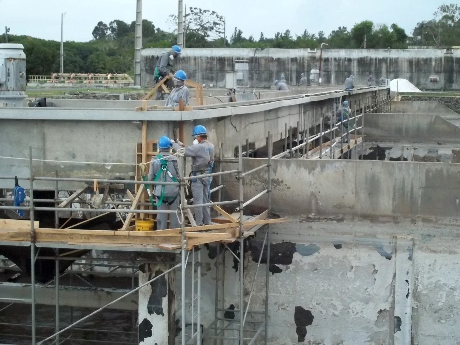 Equipe da MANTEP em andaime executando recuperação estrutural de concreto em planta industrial